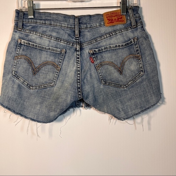 LEVI’S 524 SKINNY CUTOFFS. 4 Pockets with ragged hem. 14” Waist. 7-½” Rise. - Picture 4 of 8